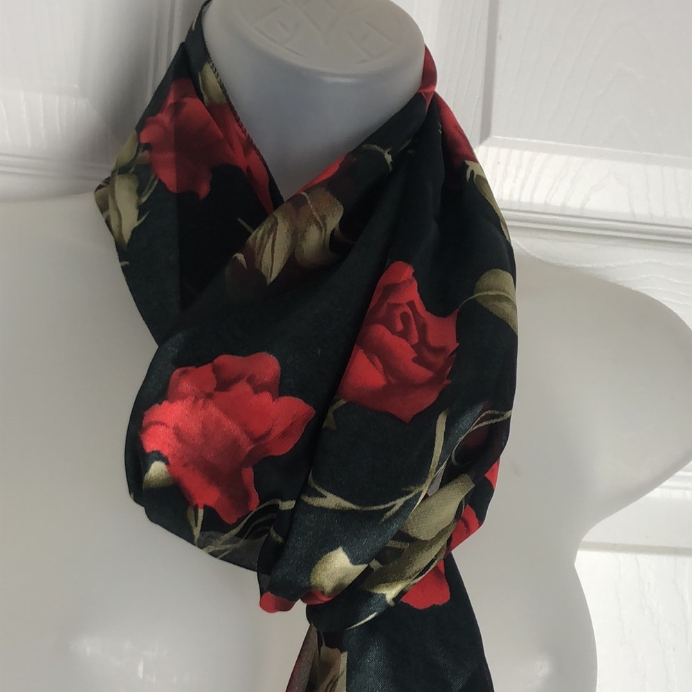 VTG Lovely Oblong Scarf Long stem roses Pattern. Everyday Valentine’s Day Scarf
